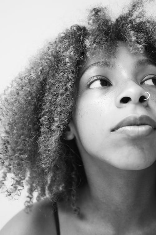 Безкоштовне стокове фото на тему «афро-американська жінка, вертикальні постріл, Вибірковий фокус»