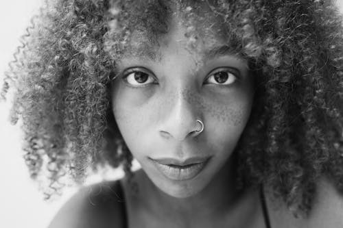 afrikalı-amerikalı kadın, bakmak, bukleli saç içeren Ücretsiz stok fotoğraf