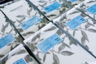 品牌咖啡包装上特写着艺术感的黑白叶子图案