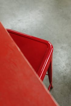 现代咖啡馆中红色桌椅的抽象视图