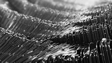 黑白色调的金属纹理呈现出复杂的抽象图案，展现了现代设计风格