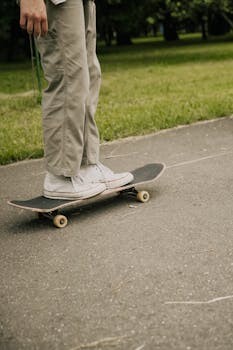 有人在绿色公园里滑滑板