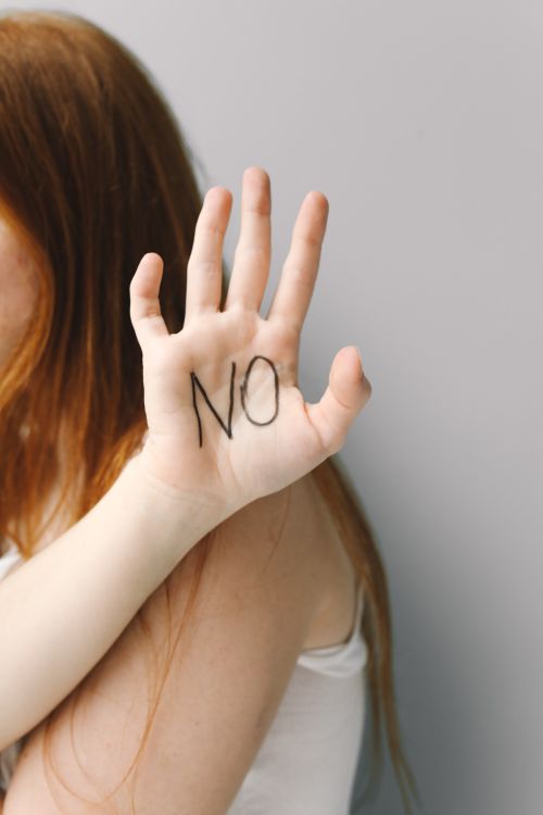 Imagen de una mano con un NO grande.