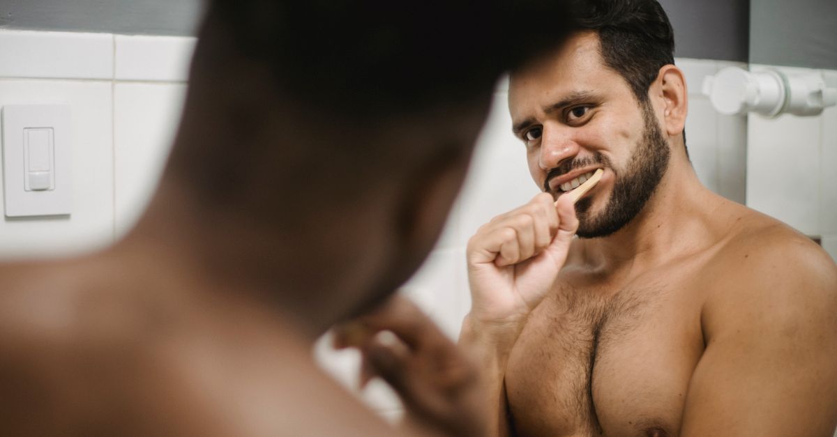 洗面台で身だしなみを整える男性のイメージ