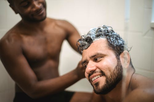 Gratis stockfoto met affectie, Afro-Amerikaanse man, badkamer