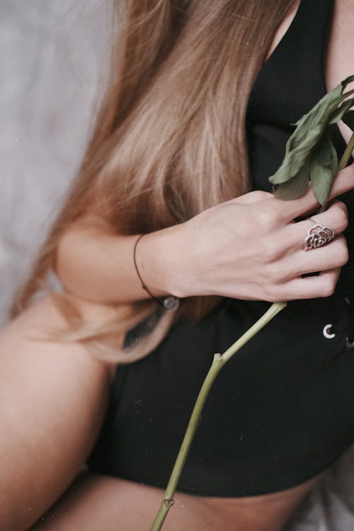 Darmowe zdjęcie z galerii z kobieta, łodyga, pierścień