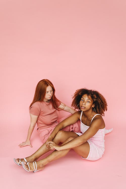 Foto profissional grátis de amigos, cabelo vermelho, cor-de-rosa