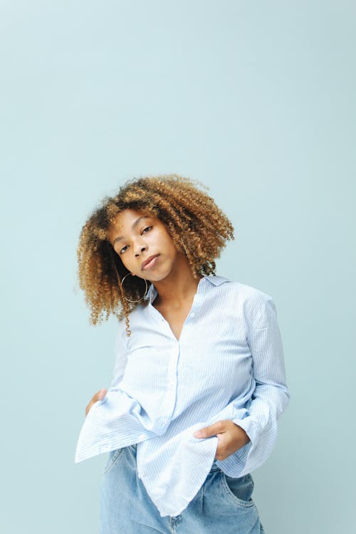 Gratis stockfoto met Afro-Amerikaanse vrouw, blauwe achtergrond, elegantie