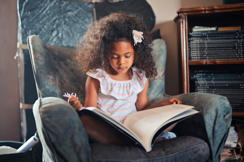 grátis Foto profissional grátis de criança afro-americana, garota, leitura Foto profissional