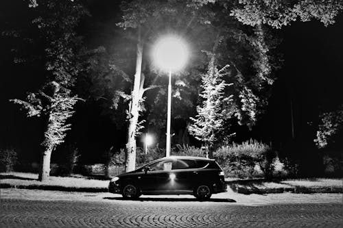 araba, Arnavut kaldırımlı sokak, geceleyin içeren Ücretsiz stok fotoğraf
