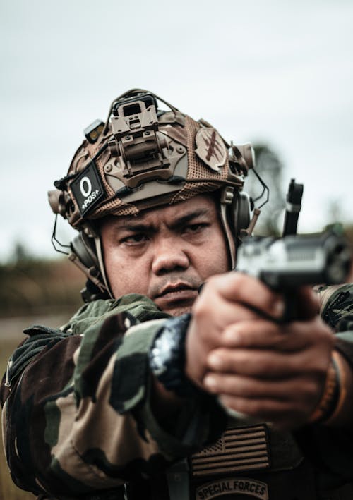 Gratis stockfoto met aziatische kerel, camouflage, gewapend