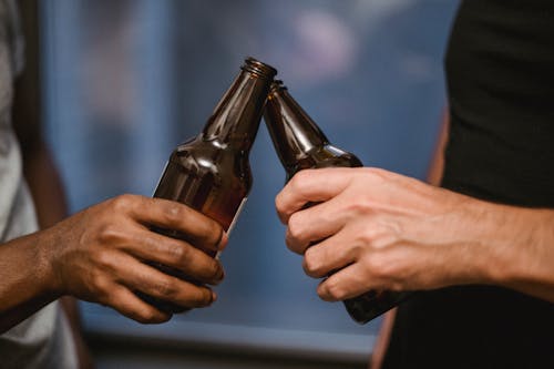Kostenloses Stock Foto zu alkohol, bier, festhalten