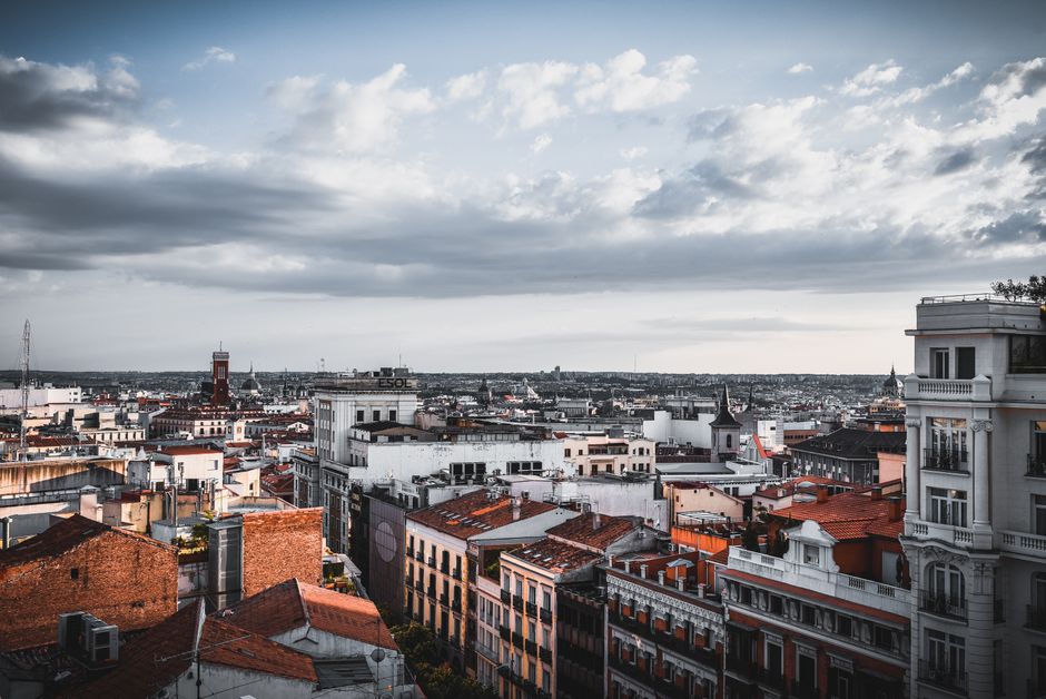Explora el vibrante paisaje urbano de Madrid con esta vista aérea que captura su arquitectura icónica y su horizonte.