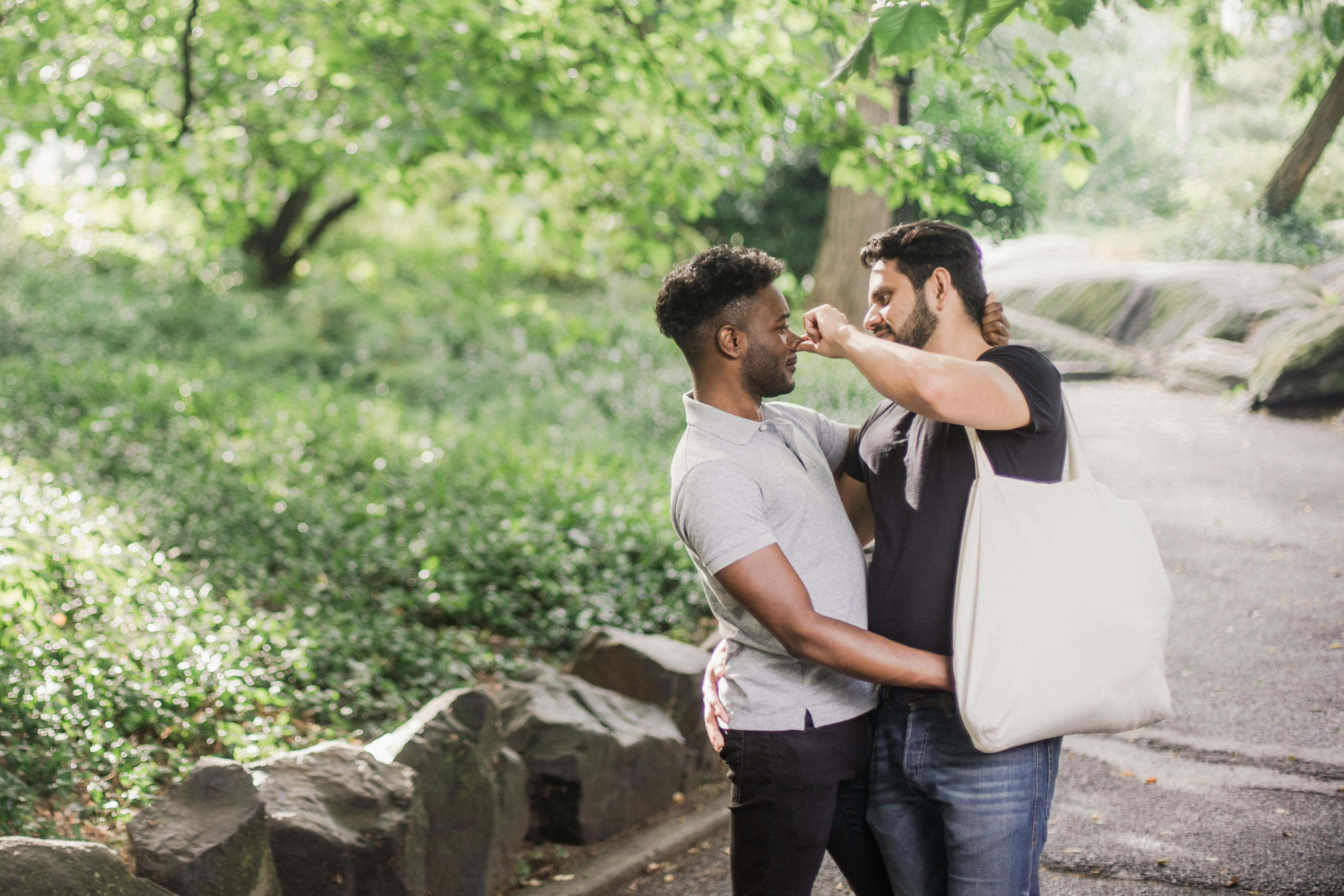 一对快乐的同性恋夫妇在充满爱意的公园里拥抱，展现着他们的亲密与幸福