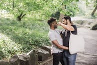 一对快乐的同性恋夫妇在充满爱意的公园里拥抱，展现着他们的亲密与幸福