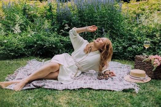 一位女士在郁郁葱葱的花园里享受阳光明媚的野餐，这是完美的夏季休闲