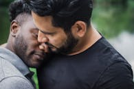 跨种族同性恋夫妇充满爱意的拥抱，展现了爱意与团结