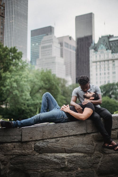 afrikalı amerikalı adam, aşık çift, Aşk içeren Ücretsiz stok fotoğraf