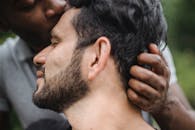 一对夫妇在户外亲密互动的特写镜头，展现了爱与联结