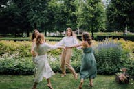 夏日里，一群女人在公园里快乐地跳舞，散发着幸福的气息