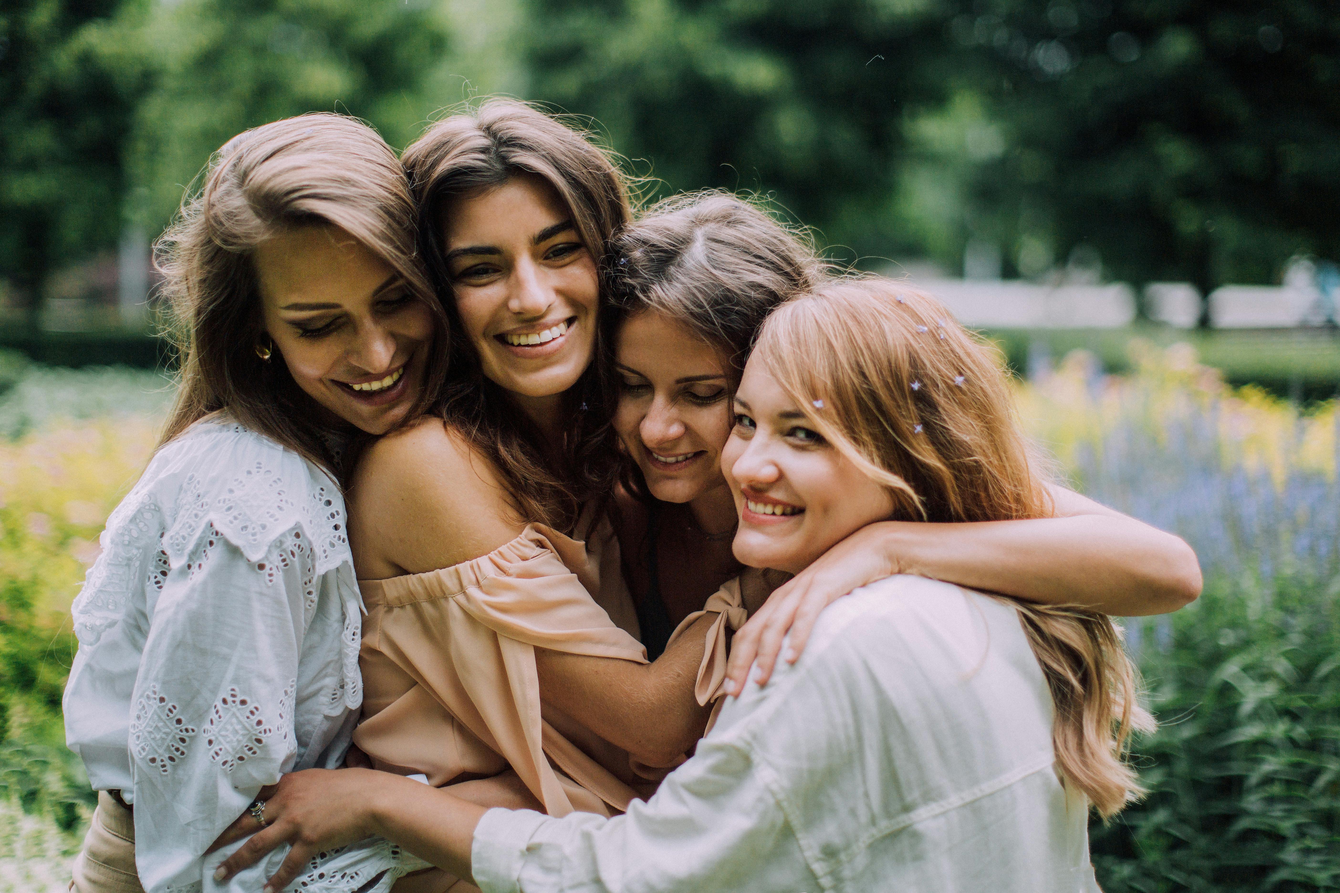 girl best friends hugging