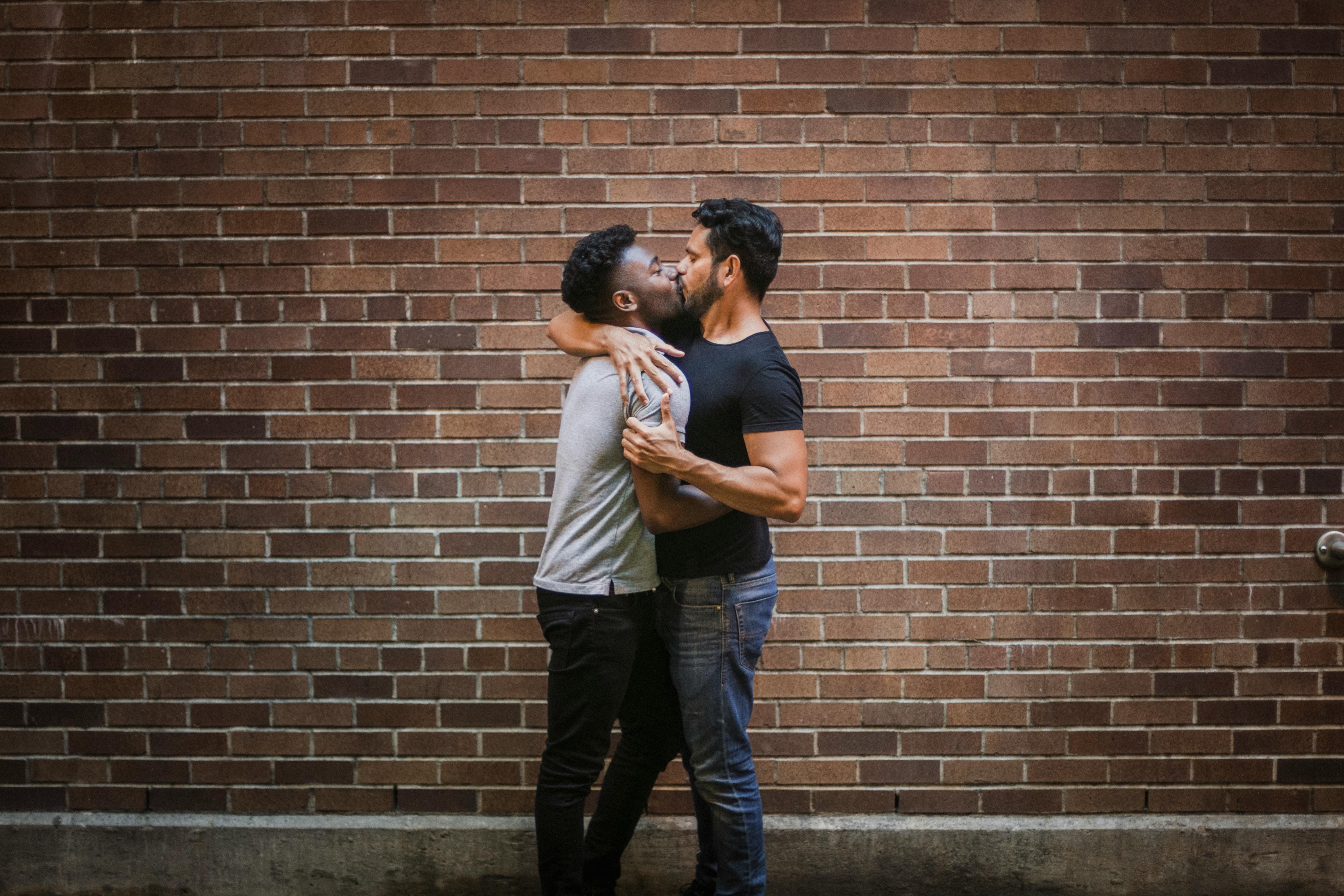 hot gay men kissing raunchy talk