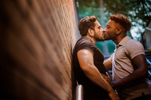 Darmowe zdjęcie z galerii z afroamerykanin, biały, całowanie