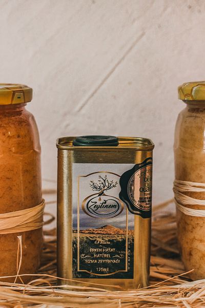 Bottiglie e latte di olio EVO