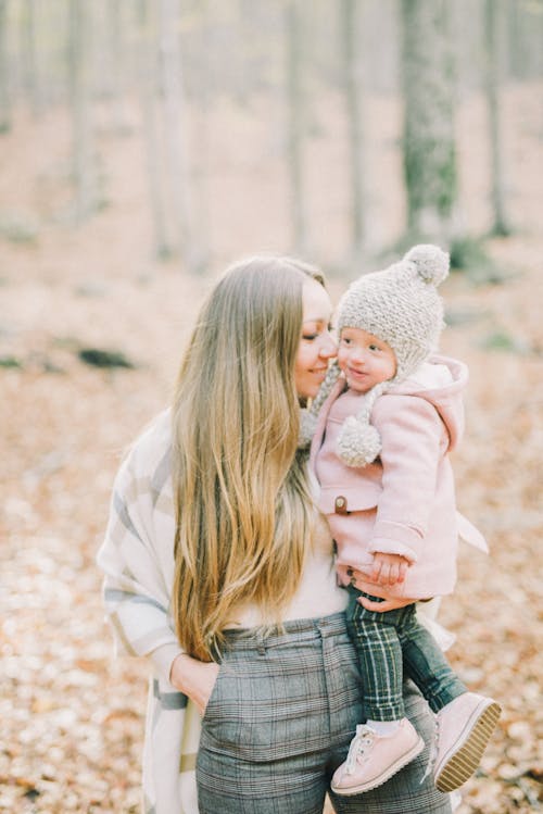 Vrouw In Wit Jasje Met Baby In Roze Jasje