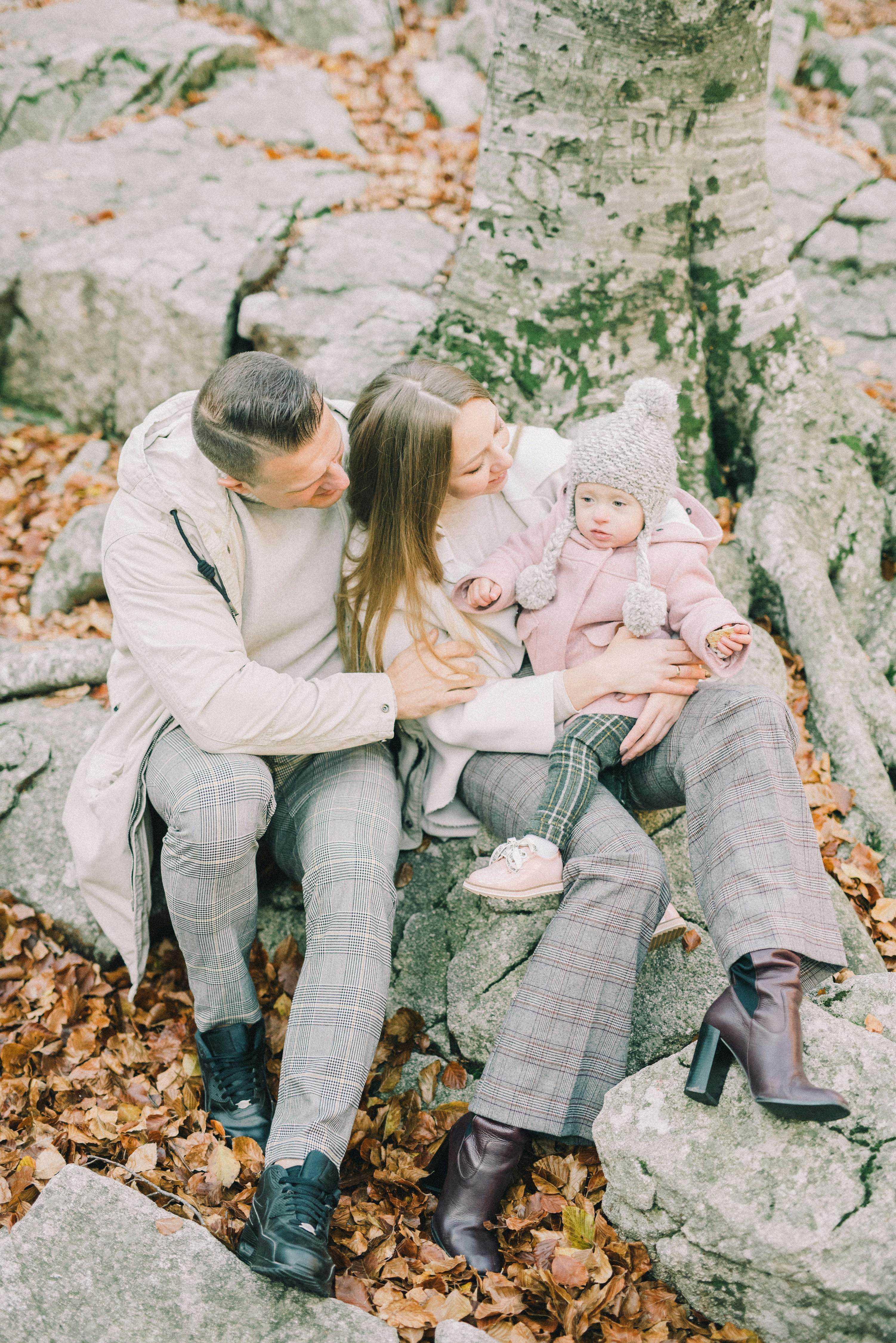 在宁静的秋日里，一家人坐在树下相拥