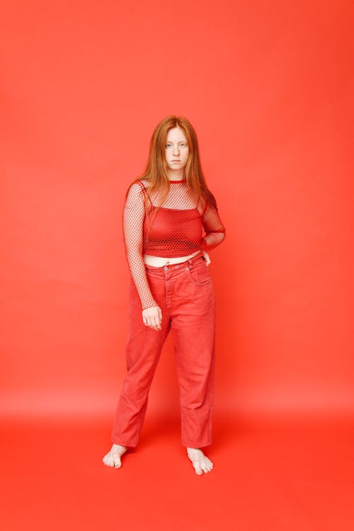 Základová fotografie zdarma na téma červené kalhoty, červené oblečení, červené pozadí