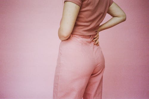 Foto profissional grátis de blusa rosa, calça rosa, fundo cor-de-rosa