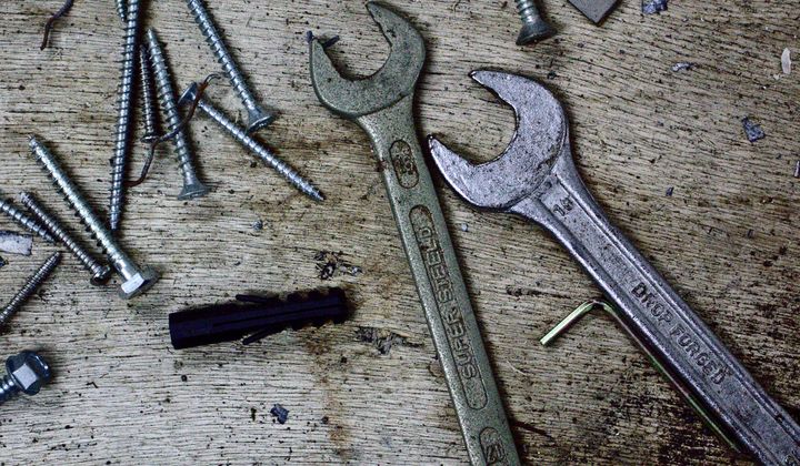 Loodgietersgereedschap op een werkbank — Loodgietersbedrijf Kraanwerk, loodgieter in Utrecht