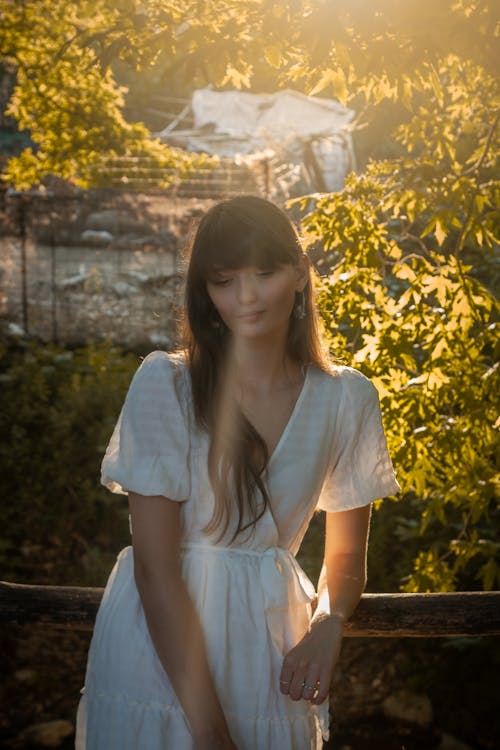 Бесплатное стоковое фото с sunflare, белое платье, Взрослый