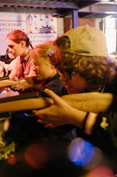 一群青少年在复古装饰的街机射击场玩耍