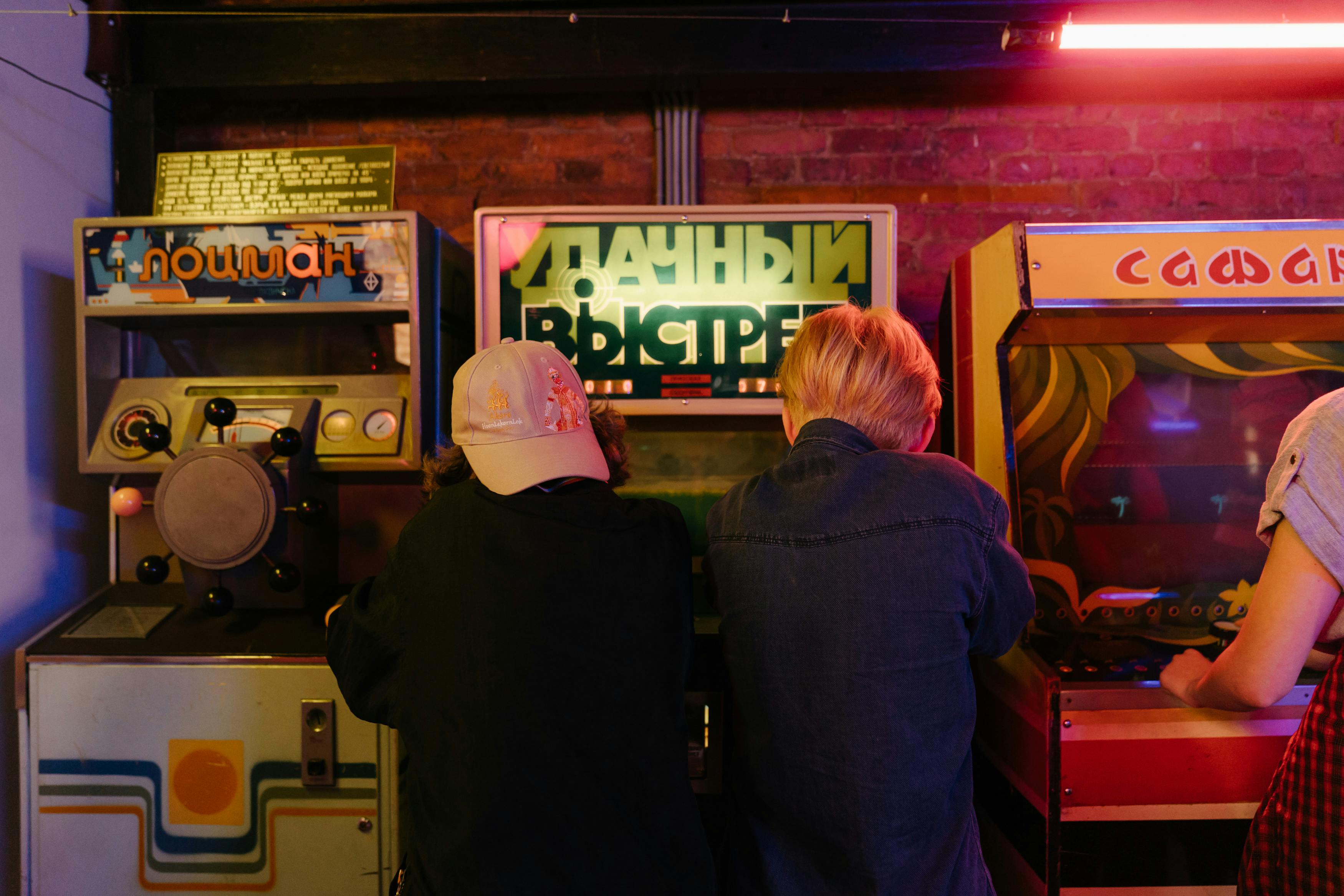 Woman in Black Jacket Standing in Front of Slot Machine \u00b7 Free Stock Photo