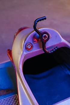 复古游乐园游乐设施的方向盘特写，其复古设计凸显了怀旧之情