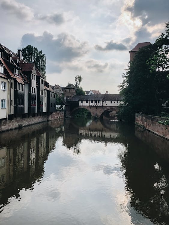 Foto stok gratis awan, bangunan, jembatan