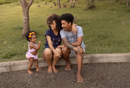 Kostenloses Stock Foto zu afroamerikanische familie, barfuß, bezaubernd