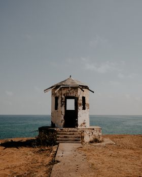 在宁静的土耳其海岸线上，一座饱经风霜的瞭望塔孤零零地矗立着，透出一种历史感与孤立感