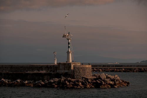 deniz feneri, gri gökyüzü, gün doğumu içeren Ücretsiz stok fotoğraf