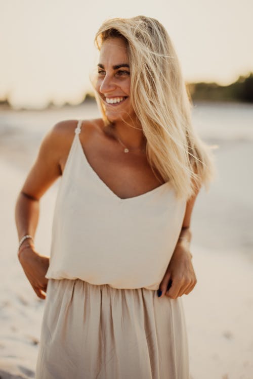 Donna Nel Sorridere Bianco Del Vestito Dalla Cinghia Di Spaghetti