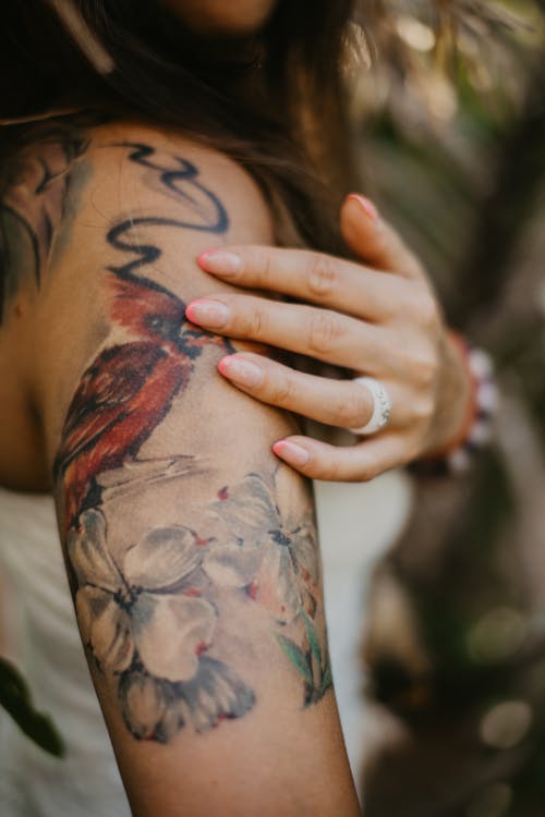 Vrouw Met Zwarte En Rode Tatoeage Op Haar Linkerhand