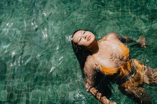 Wanita Dengan Bikini Kuning Di Atas Air