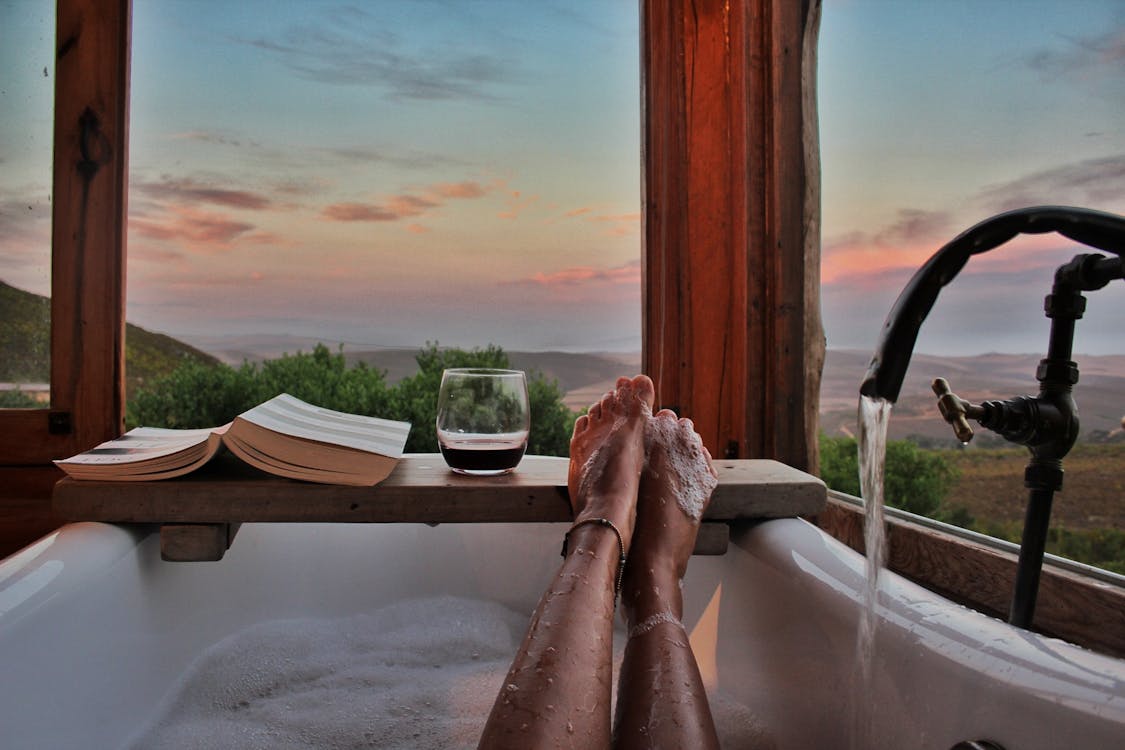 Bathtub with a view | Photo by Taryn Eliott from Pexels