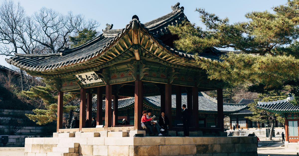 A serene view of visitors at a traditional Korean pavilion in Gyeongbokgung Palace, Seoul. visual (Photo: Markus Winkler / Pexels)