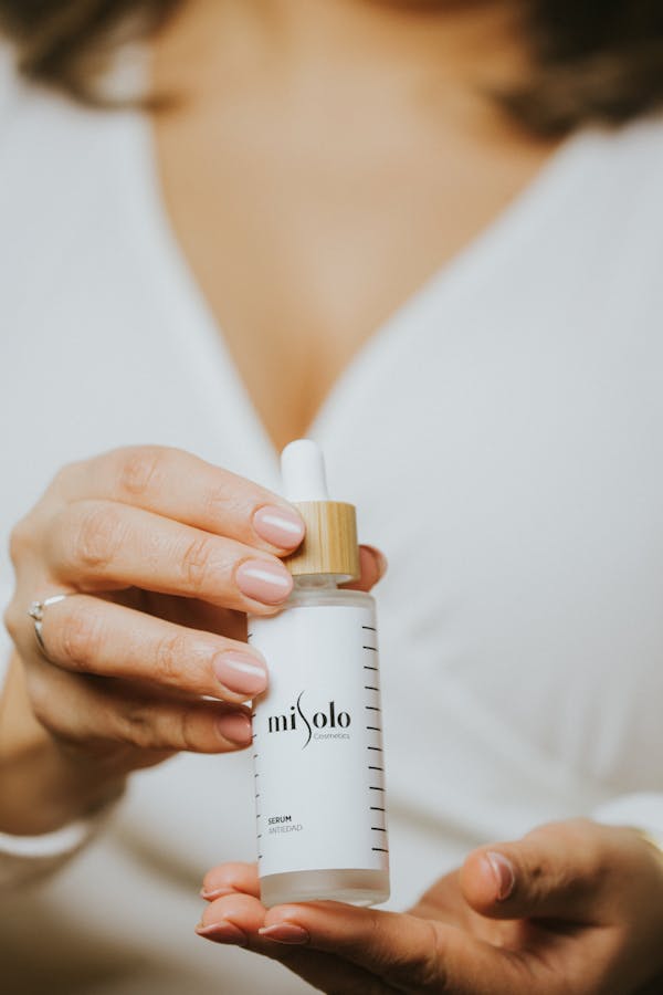 Prodotto cosmetico con etichetta adesiva in primo piano