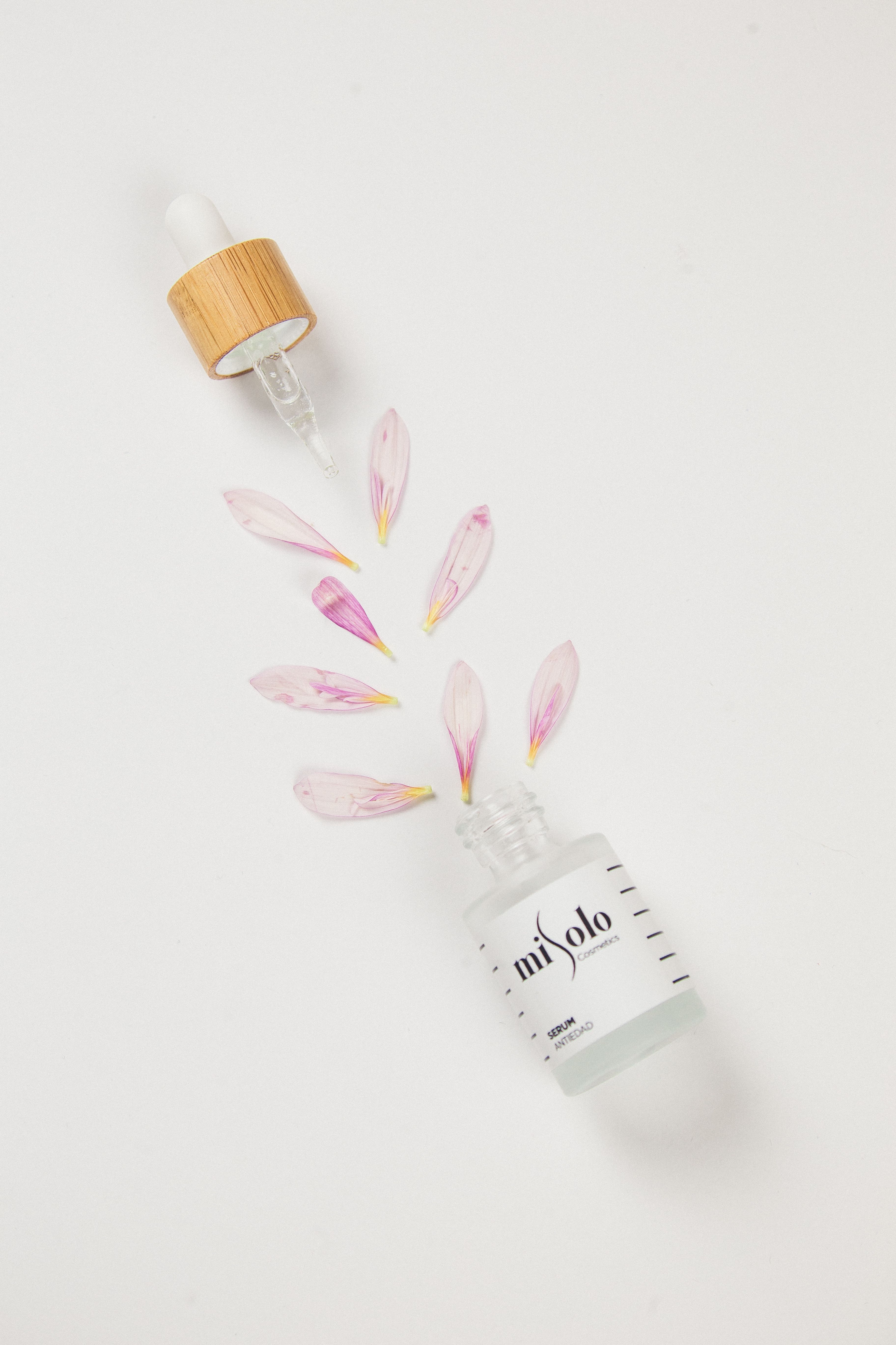 Beauty and skincare products illustrating Vitamin C Serums: A Smart Buyer’s Guide for Beginners