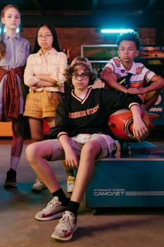 在复古街机环境中，多元化的青少年群体流露出自信和态度