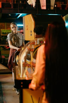 一群青少年在复古街机里玩得很开心